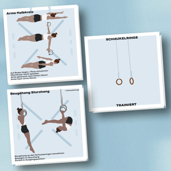 Mockup des Kartensets für die Disziplin Schaukelringe im Geräteturnen. Zu sehen sind die zwei Übungen Arme Halbkreis und Beugehang Sturzhang. Auf der Rückseite eine Abbildung von Schaukelringen.